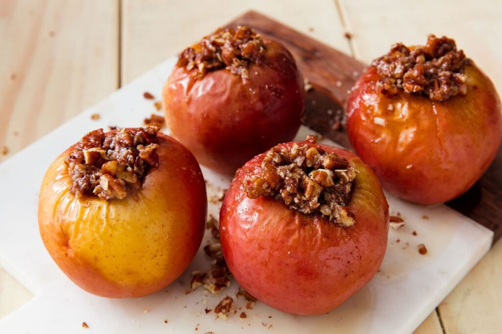 8. Запеченное яблоко с корицей и орехами