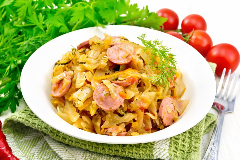 7. Тушёная капуста с сосисками